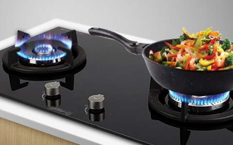 Vì sao khi dùng bếp gas, nên ưu tiên xào nấu ở ngăn bên phải? Hóa ra chi tiết này nhiều người bỏ qua