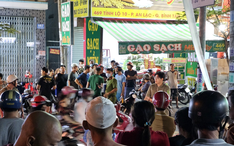 TP.HCM: Người cha bất ngờ gục ngã tử vong trên xe máy con trai, trên cổ có vết thương