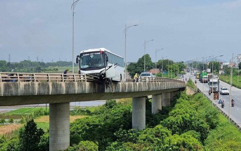Xe khách tông gãy lan can, treo lơ lửng trên cầu ở Bắc Ninh