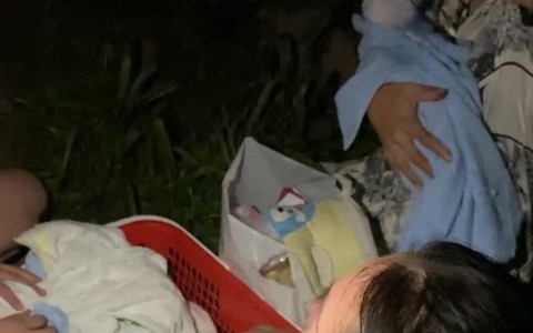 Hai bé trai sơ sinh nằm trong giỏ nhựa bị bỏ rơi trong đêm
