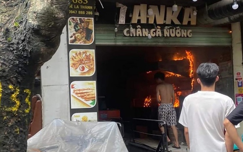 Cháy cửa hàng chân gà nướng trên phố Đê La Thành, Hà Nội