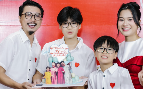 2 quý tử nhà Lâm Vỹ Dạ - Hứa Minh Đạt trổ mã, hoá soái ca khi dự sự kiện cùng bố mẹ