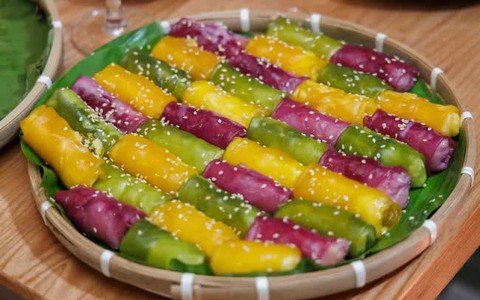 Khéo tay làm bánh cuốn ngọt miền Tây