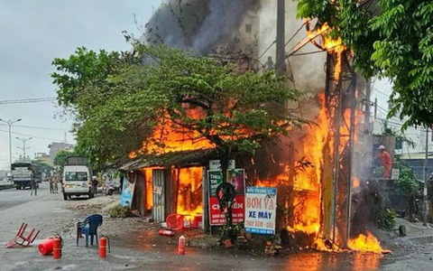 Vĩnh Phúc: Cháy ngùn ngụt tại 1 cửa hàng giữa lúc trời mưa, lửa lan sang cổng chào bên cạnh