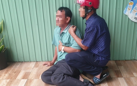Cha khóc ngất tại hiện trường con trai tử vong do tai nạn giao thông