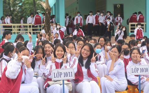Vì sao trường chuẩn… rớt chuẩn?