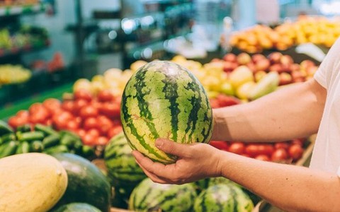 Vì sao vỗ vào quả dưa hấu là biết được quả nào ngon ngọt?