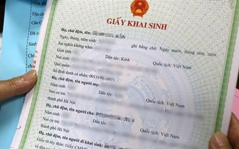 Nam sinh ở Hà Nội bị thu hồi giấy khai sinh: Con buồn chán, mất tự tin, mẹ cảm thấy có lỗi