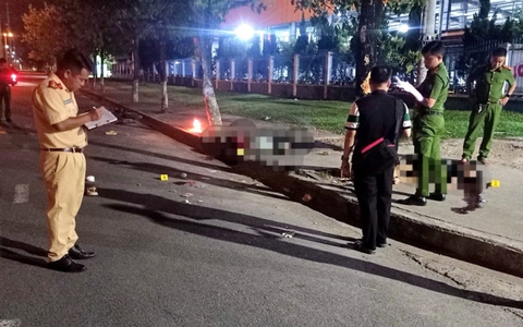 Xe máy đâm vào gốc cây trong đêm, cả 3 người trên xe tử vong