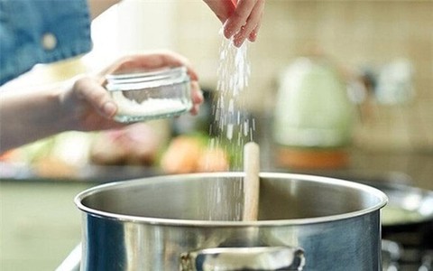 Cho mì chính trực tiếp vào nồi canh đang sôi có gây độc hại?