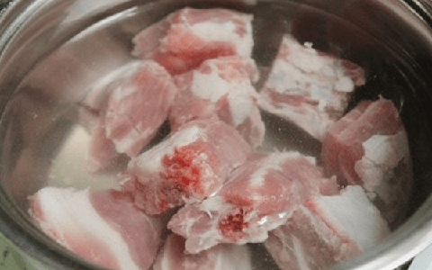 "Tại sao sườn heo lại có mùi tanh và cứng như gỗ sau khi chần?": Xem cách chế biến của đầu bếp mới biết sai ở đâu