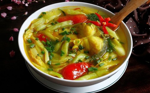 Cách nấu canh cá dọc mùng, không lo bị ngứa