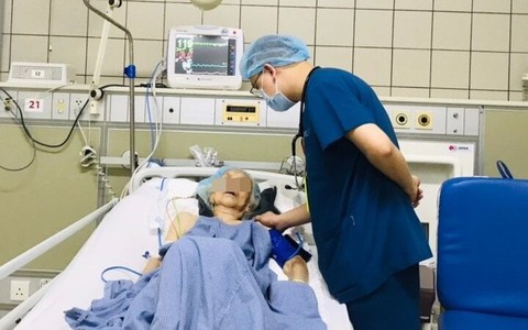 Khó ăn uống, cụ bà đi khám phát hiện tắc ruột phải mổ cấp cứu