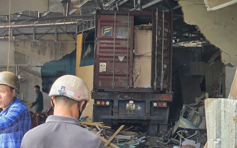 Tạm giữ hình sự tài xế container lao vào loạt nhà dân, khiến 3 người tử vong