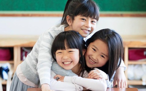 Học sinh Nhật được giao bài tập "ôm người thân"