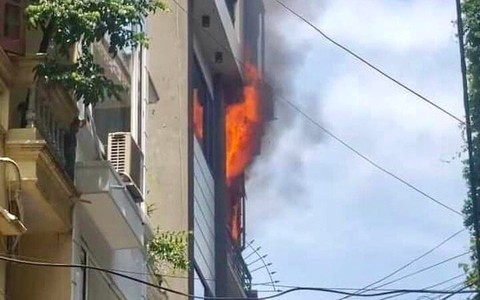 Cháy điều hoà phòng ngủ, vợ chồng kịp chạy thoát thân