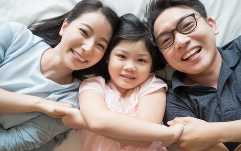 Sự khác biệt giữa đứa trẻ được nuôi dưỡng bởi cha mẹ “yêu thương nhau” và “không yêu thương nhau” là gì?