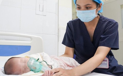 Bé gái 24 ngày tuổi mắc ho gà do sự chủ quan của mẹ
