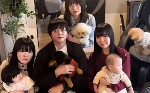 Ông chồng 'số hưởng' nhất thế giới: Được 4 vợ trẻ bao nuôi, chỉ ở nhà nội trợ