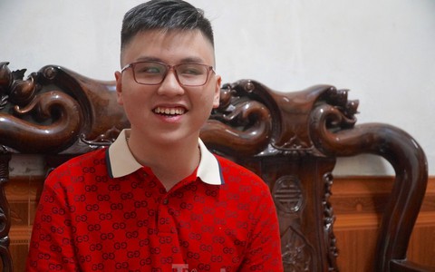 Nam sinh khiếm thị đến trường bằng ánh sáng của mẹ trúng tuyển 6 trường đại học