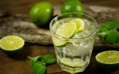 Khi pha nước chanh nên dùng nước nóng hay nước lạnh?
