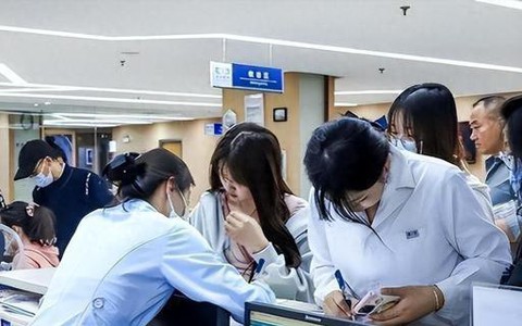 Hiện tượng kỳ lạ sau kỳ thi đại học: Nhiều nữ sinh xếp hàng dài ở bệnh viện, nhưng không phải vì bị ốm, chuyện gì xảy ra vậy?