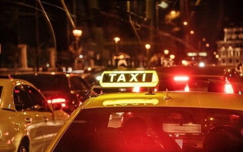 Tranh làn đường, gã trai ép hôn tài xế taxi để trả đũa, cảnh sát phải ra tay