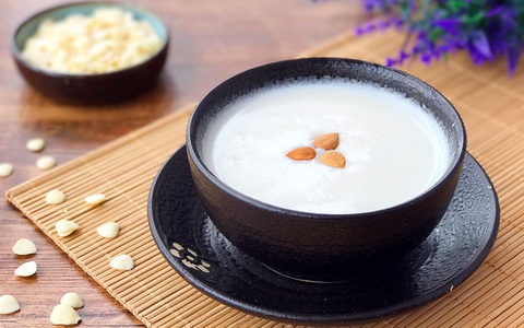 2 "cặp đôi" này kết hợp thành 2 món ăn tương đương đắp 10 chiếc mặt nạ: Vừa ngon lại có tác dụng làm trắng và trẻ hóa làn da