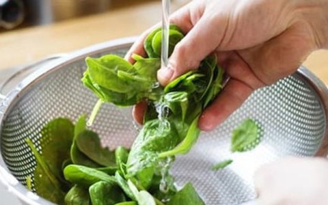 Có nên vò rau trước khi nấu canh?