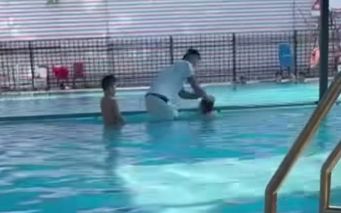 Công an điều tra vụ người đàn ông ở Hà Nội dìm bé trai trong bể bơi, bắt xin lỗi con mình