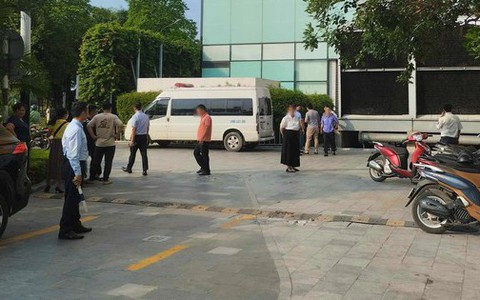 Hà Nội: Phát hiện 2 người bị thương nặng tại lối đi tắt của 1 tòa nhà