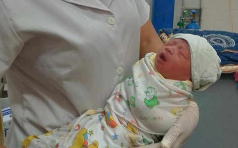 Hà Nội: Phát hiện thêm một bé trai sơ sinh còn nguyên dây rốn bị bỏ rơi