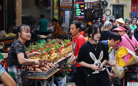 Chợ 'nhà giàu' Hà Nội đỏ lửa xuyên đêm nấu cỗ phục vụ khách rằm tháng 7