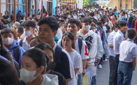 Tân sinh viên ùn ùn đến trường ĐH làm thủ tục nhập học từ 3 giờ sáng
