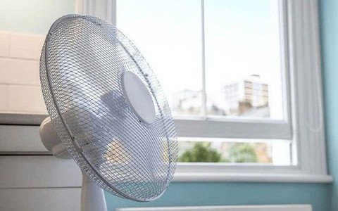 Bật quạt đóng cửa hay mở cửa thì mát hơn? Thì ra bấy lâu rất nhiều người hiểu sai