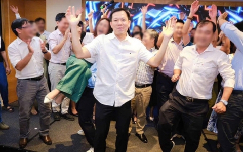 Khoe ảnh đi họp lớp, bác sĩ Thịnh bị hỏi xoáy chuyện "nhạy cảm"