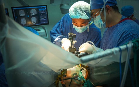 Ca phẫu thuật đặc biệt cho thanh niên 17 tuổi 'cơ thể cong như con tôm'