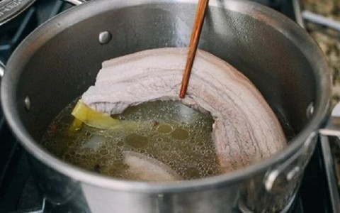 Có nên dùng nước luộc thịt nấu canh?