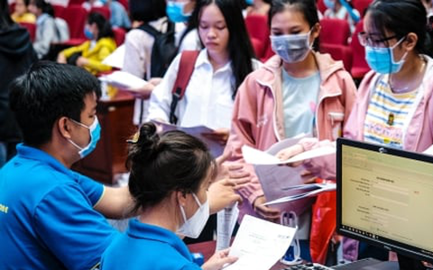 Sinh viên 'sập bẫy' chuyển tiền học phí, nhiều trường ra cảnh báo