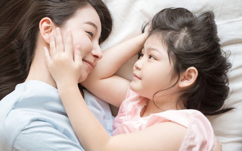 Trò chuyện với con về 5 chủ đề này trước khi ngủ, con sẽ ngày càng yêu thương mẹ nhiều hơn