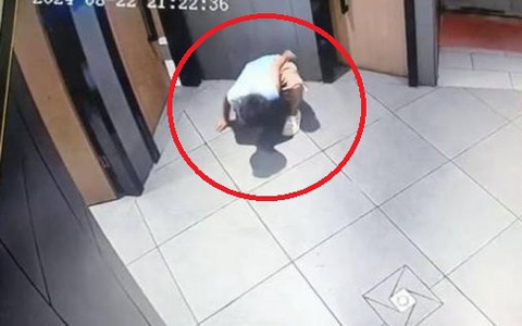 Cậu bé 10 tuổi nhìn lén phòng vệ sinh nữ, bà mẹ đáp lại một câu khiến mọi người hiểu vì sao đứa trẻ lại như vậy