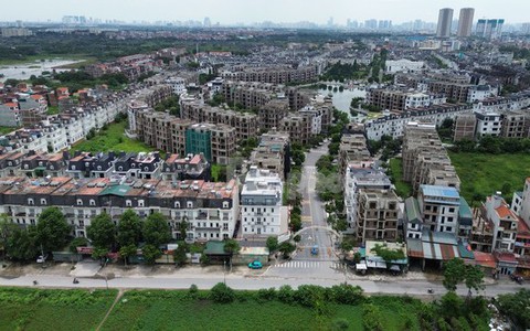 Cận cảnh loạt biệt thự nghìn tỷ bỏ hoang gần ngay nơi chen chân đấu giá xuyên đêm