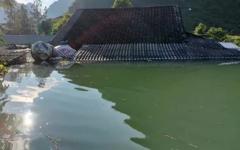 Trùng Khánh (Cao Bằng) vẫn bị cô lập, ngập sâu gần 3m