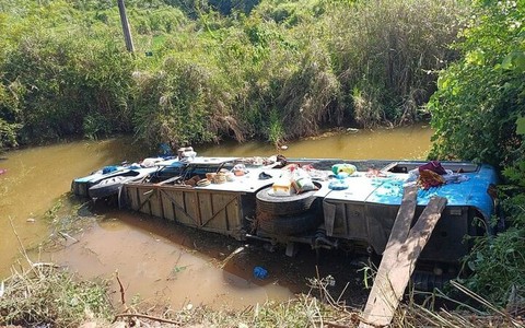 Xe khách chở 15 người đâm vào ô tô đầu kéo rồi lao xuống suối