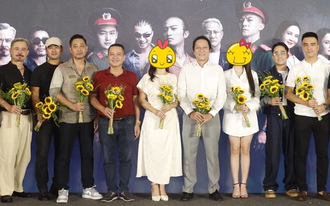 2 bóng hồng lọt thỏm giữa các "ông trùm" trong họp báo phim VTV nối sóng "Vui lên nào anh em ơi"