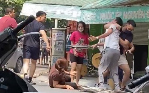 Cụ bà 92 tuổi phải sống chung với "chuồng cọp" do con trai dựng giữa nhà