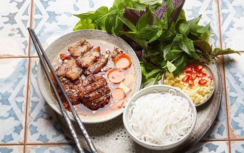 Pha nước chấm bún chả Hà Nội bằng giấm hay chanh?