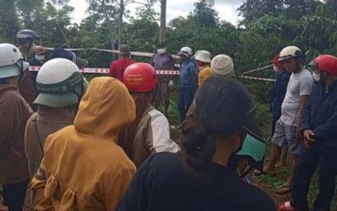 Đi làm rẫy, hãi hùng phát hiện thi thể phân hủy trên cây cà phê