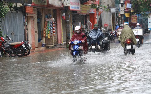 Mưa kéo dài ở Hà Nội