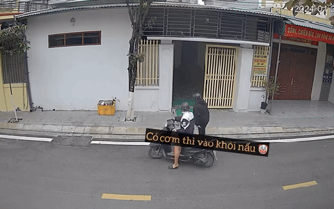 Con gái đã có chồng đi ngang nhà mẹ đúng bữa trưa, nghe thấy một "tín hiệu" liền vứt xe chạy vào